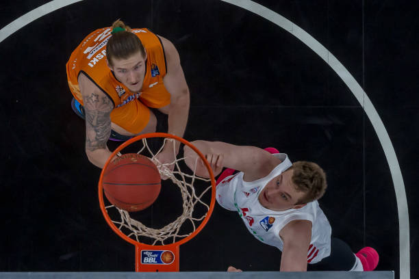 昂因腿部被 昂因腿部被