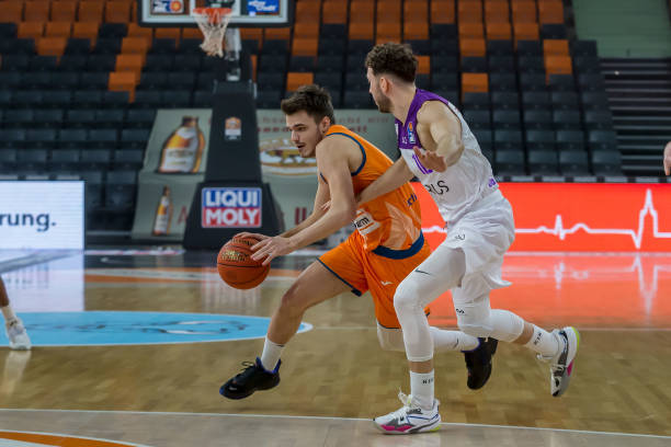 担任双后腰 担任双后腰